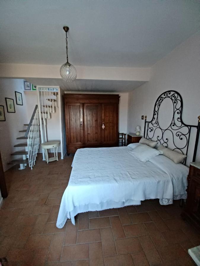 Casa Vacanze L'Acquerello Lari Екстериор снимка
